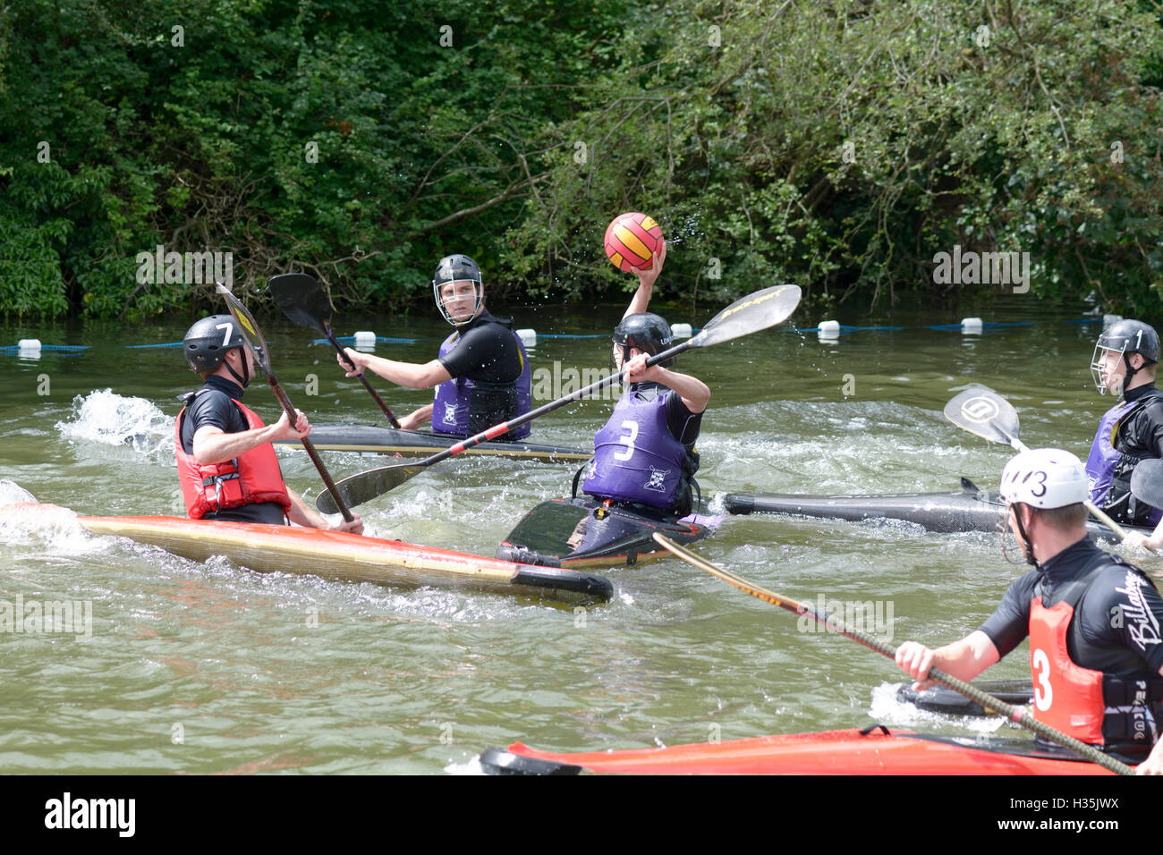 Les participants à un match de water-polo canoë en concurrence pour gagner sur la rivière de Cannes 2006 Bedford, Bedfordshire, Angleterre Banque D'Images