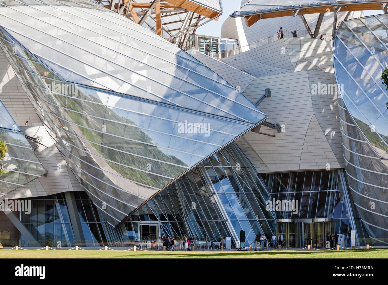 Fondation Louis Vuitton, Bois de Boulogne, Paris, France. Entrée de l