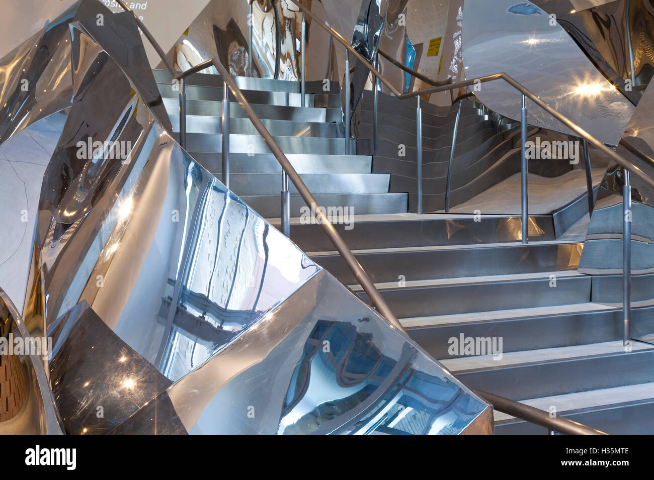 Escalier dans le Dr Chau aile Chak Building, University of Technology, Sydney, Australie. Banque D'Images