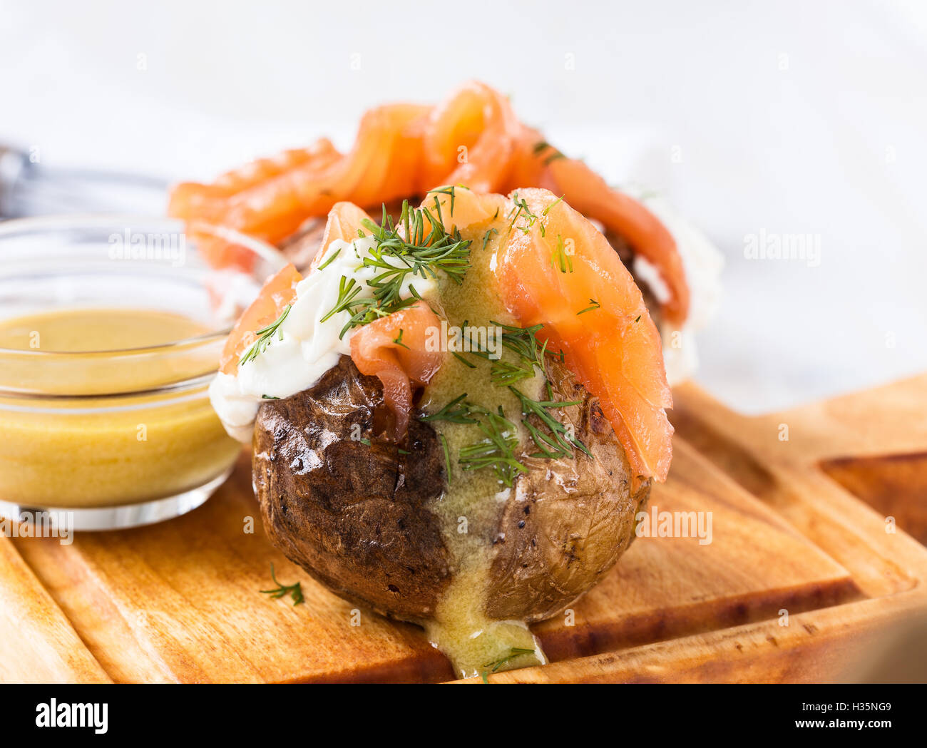 Croustillant de pommes de terre avec du fromage, saumon fumé, filet et garnitures sauce moutarde Banque D'Images