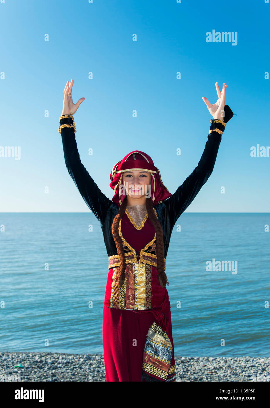 Femme dansant vêtements nationale géorgienne à l'extérieur de la mer Banque D'Images