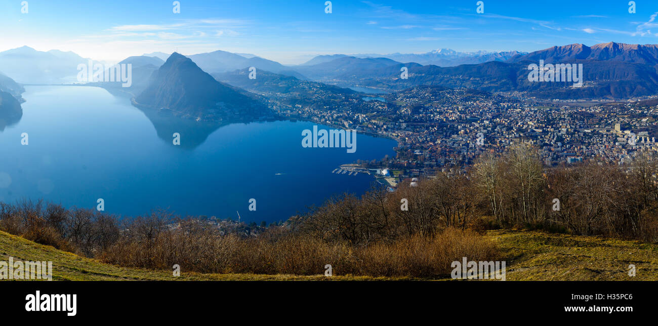 Vue panoramique sur le lac de Lugano et le Monte Brè. Tessin, Suisse Banque D'Images