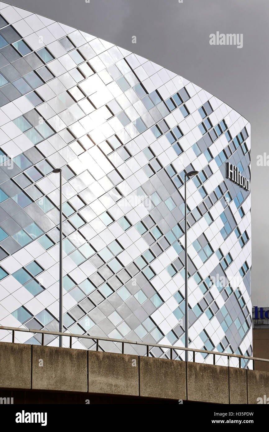 Détail de la façade extérieure avec signalisation de l'hôtel et l'autoroute. Hilton Amsterdam Airport Schiphol, Amsterdam, Pays-Bas. Architecte : Architectes Mecanoo, 2015. Banque D'Images