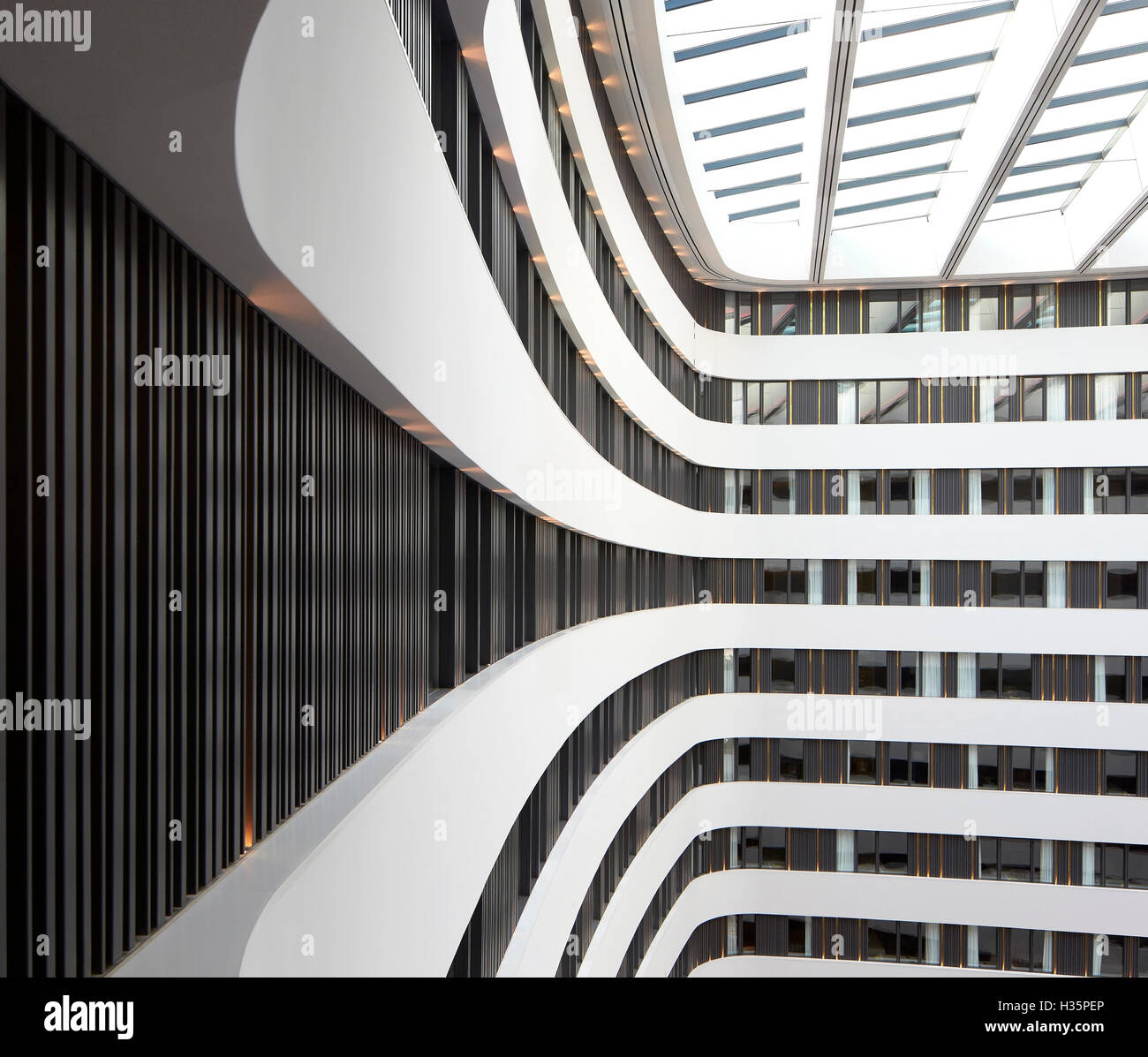 Point de vue graphique des balustrades blanches. Hilton Amsterdam Airport Schiphol, Amsterdam, Pays-Bas. Architecte : Architectes Mecanoo, 2015. Banque D'Images
