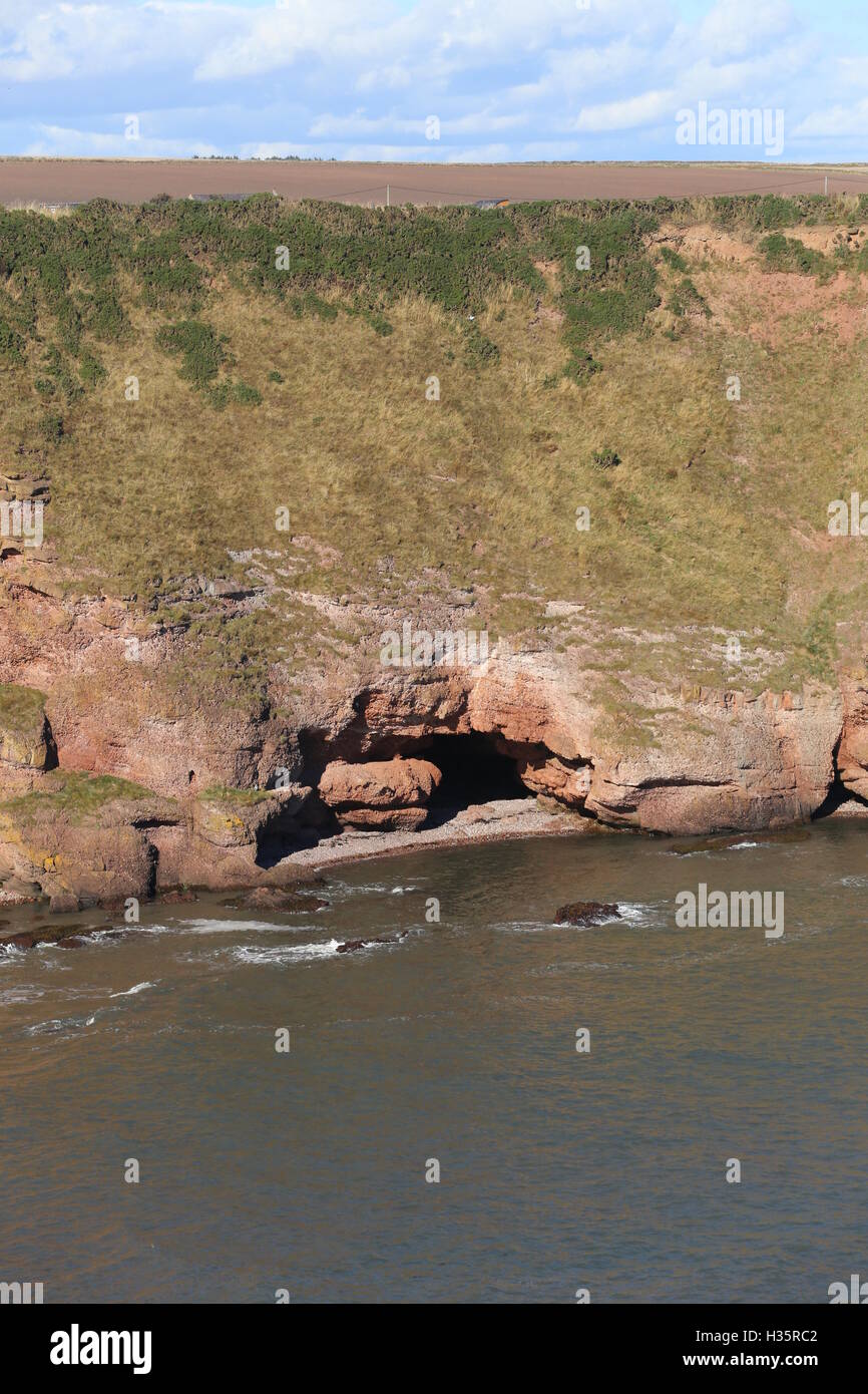 Grotte près de la Baie d'Carlingheugh Angus Scotland Octobre 2016 Banque D'Images