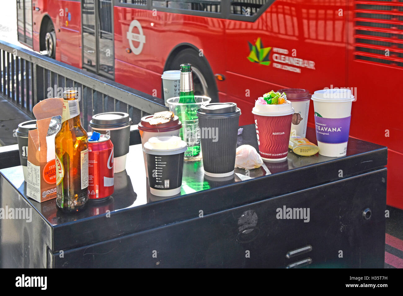 Pause déjeuner verre vide utilisé et café haut de conteneurs sur route cabinet (pas une poubelle) sur le pont de Londres City de Londres à 15h00 Banque D'Images