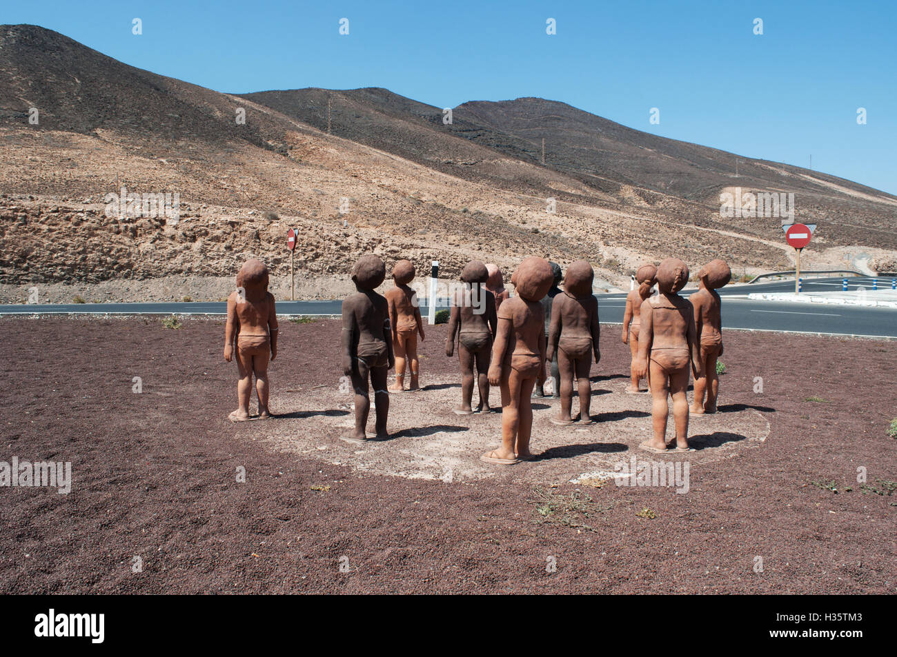 Fuerteventura : le groupe sculptural Caminos, faite en 2007 par l'artiste cubain Lisbet Fernandez Ramos, représentant les enfants à se demander jusqu'à Banque D'Images