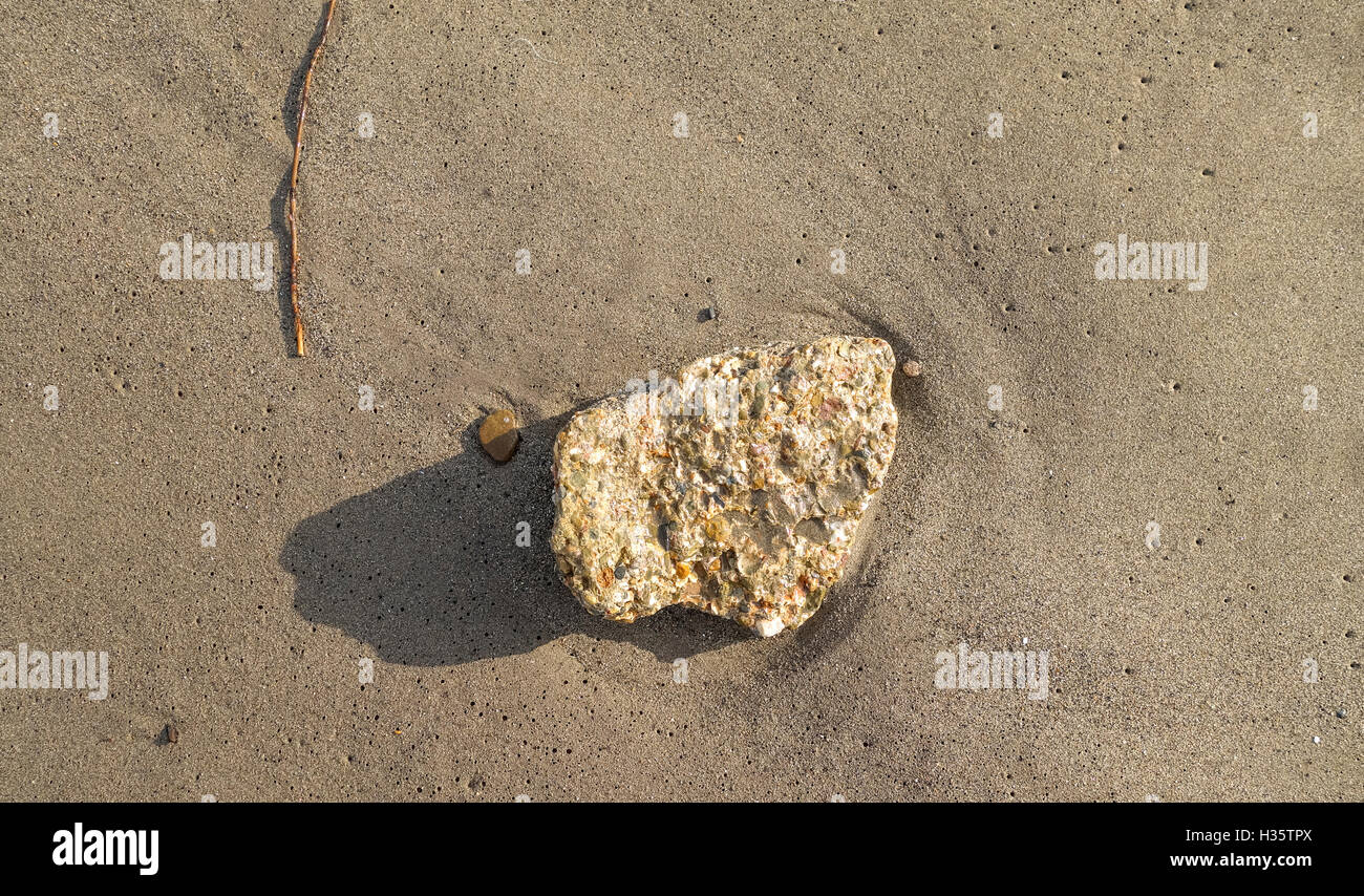 Rock, pierre sur une plage de sable fin, de l'Espagne. Banque D'Images