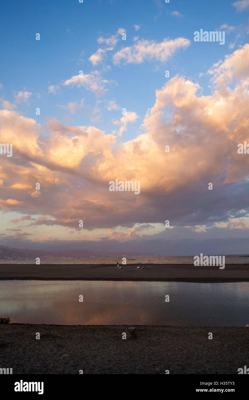 Coucher de soleil spectaculaire avec des nuages à la rivière Guadalhorce et mer Méditerranée, l'Andalousie, espagne. Banque D'Images