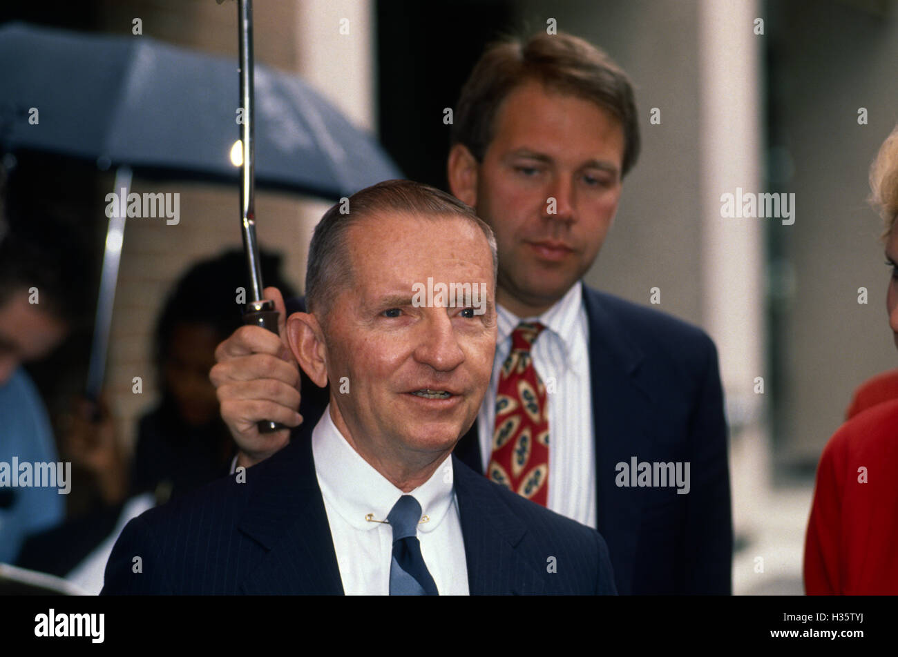 Washington, DC., USA, 26 avril, 1992 H.Ros Perot parle aux journalistes à l'extérieur de CBS après 'La Nation' face Crédit : Mark Reinstein Banque D'Images