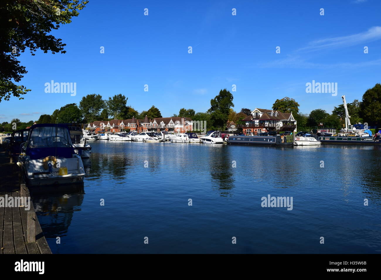 Bourne End marina sur la Tamise au soleil Banque D'Images