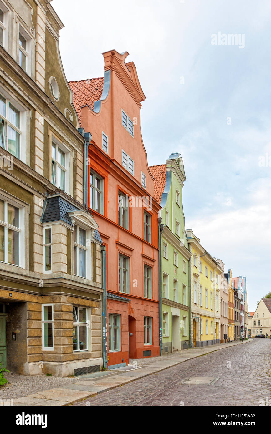 Façades colorées de la vieille ville de ville hanséatique de Stralsund, Mecklembourg-Poméranie-Occidentale, Allemagne Banque D'Images