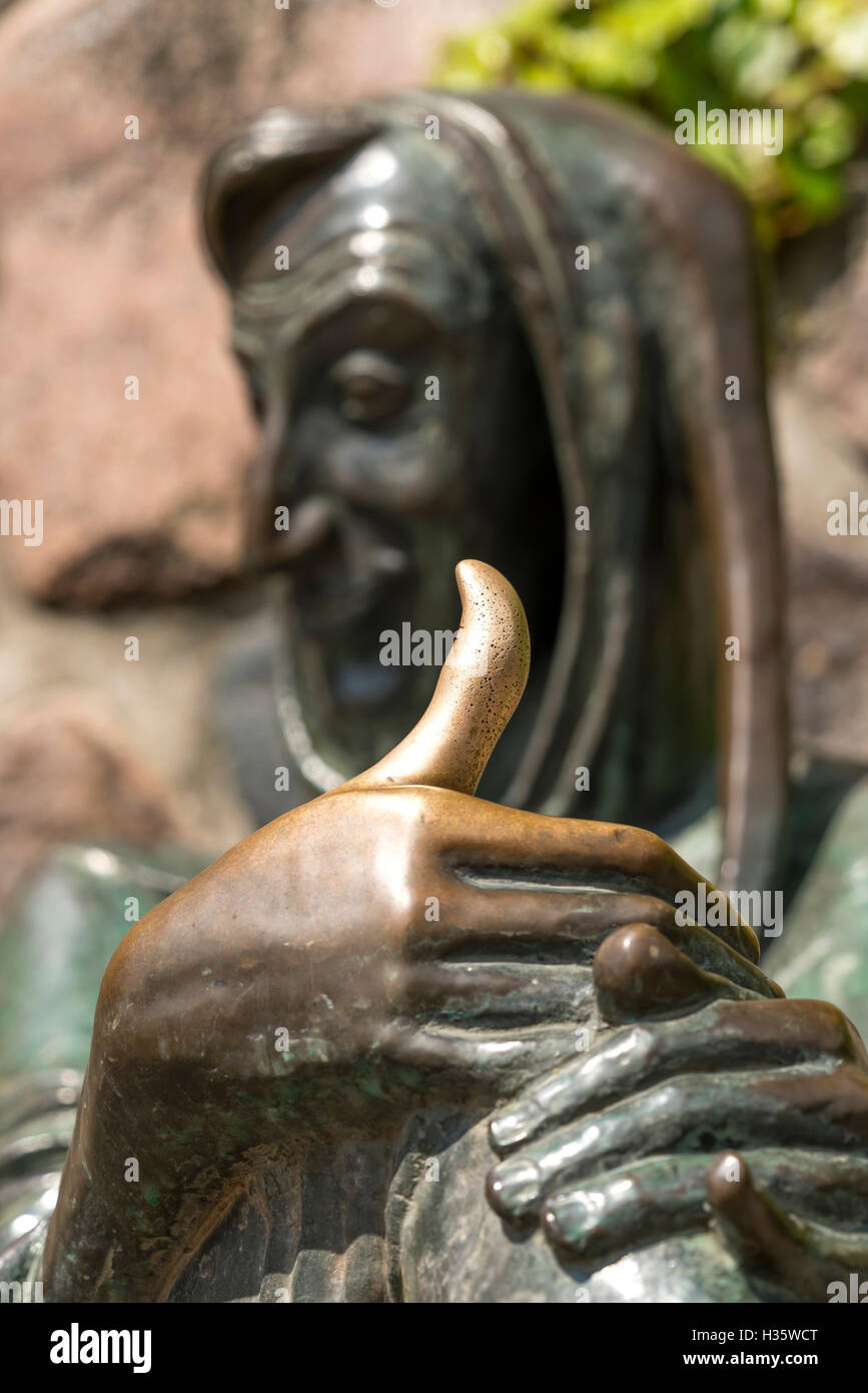 Le pouce de l'Till l'Espiègle statue sur la fontaine dans l'Espiègle Mölln, Schleswig-Holstein, Allemagne, Europe Banque D'Images