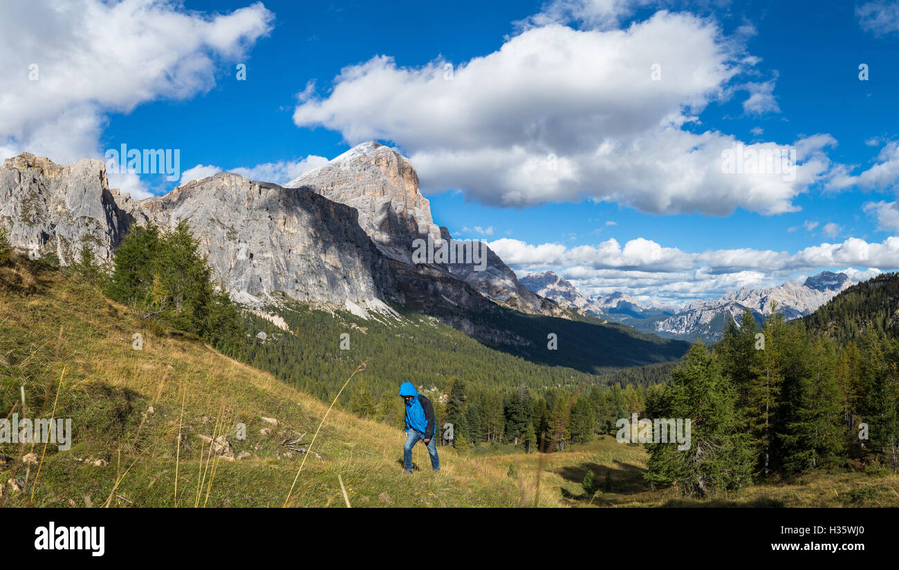 Randonneur dans les Dolomites italiennes, Col Falzarego, Lagazuoi - Cortina d'ampezzo - Italie Banque D'Images