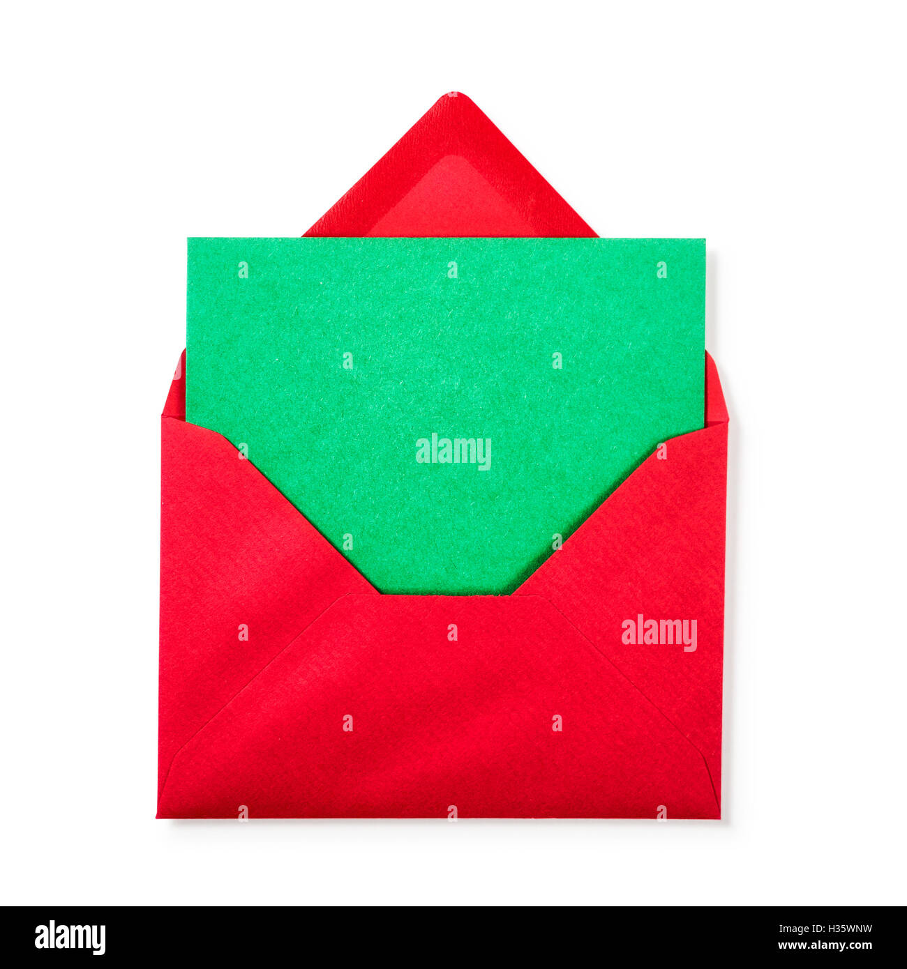 Enveloppe rouge avec carte de vœux vert sur fond blanc chemin de détourage inclus. Copier l'espace. Haut de la vue, télévision lay. Noël Banque D'Images