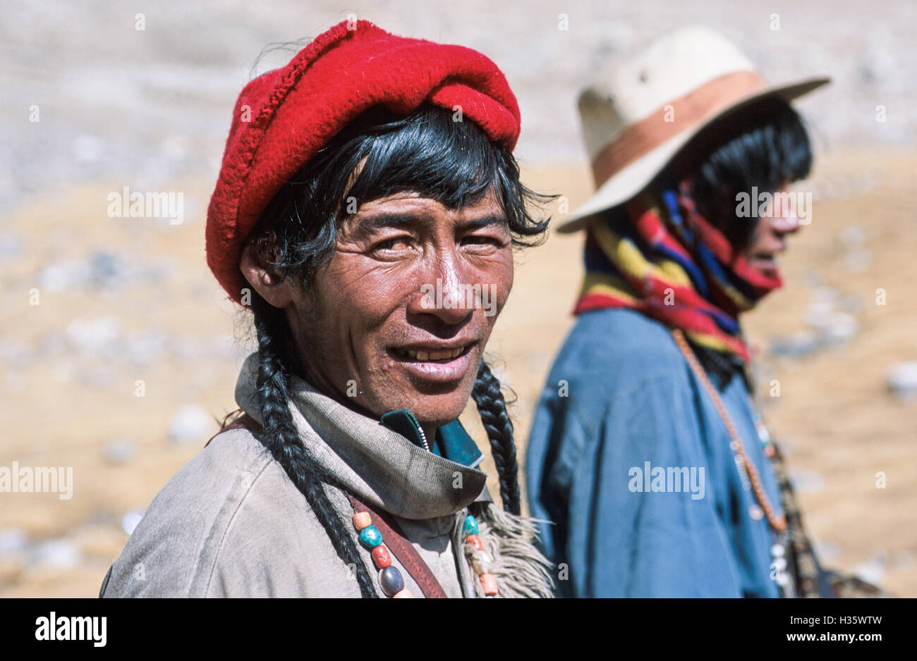 Deux tibétains en pèlerinage autour de Mont Kailash presque Dirapuk Gompa monastère à 4909 mètres, 16 200 pieds. Thes Banque D'Images