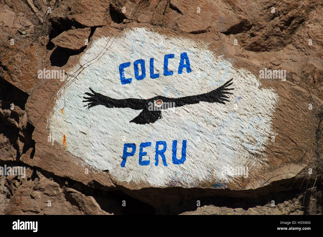 Le Canyon de Colca signe ou dessin peint sur les rochers à l'entrée de la vallée. Condor. Banque D'Images