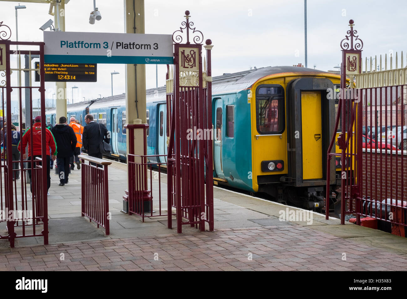 Un train arriva à la gare de Llandudno, Conwy, Pays de Galles, Royaume-Uni Banque D'Images