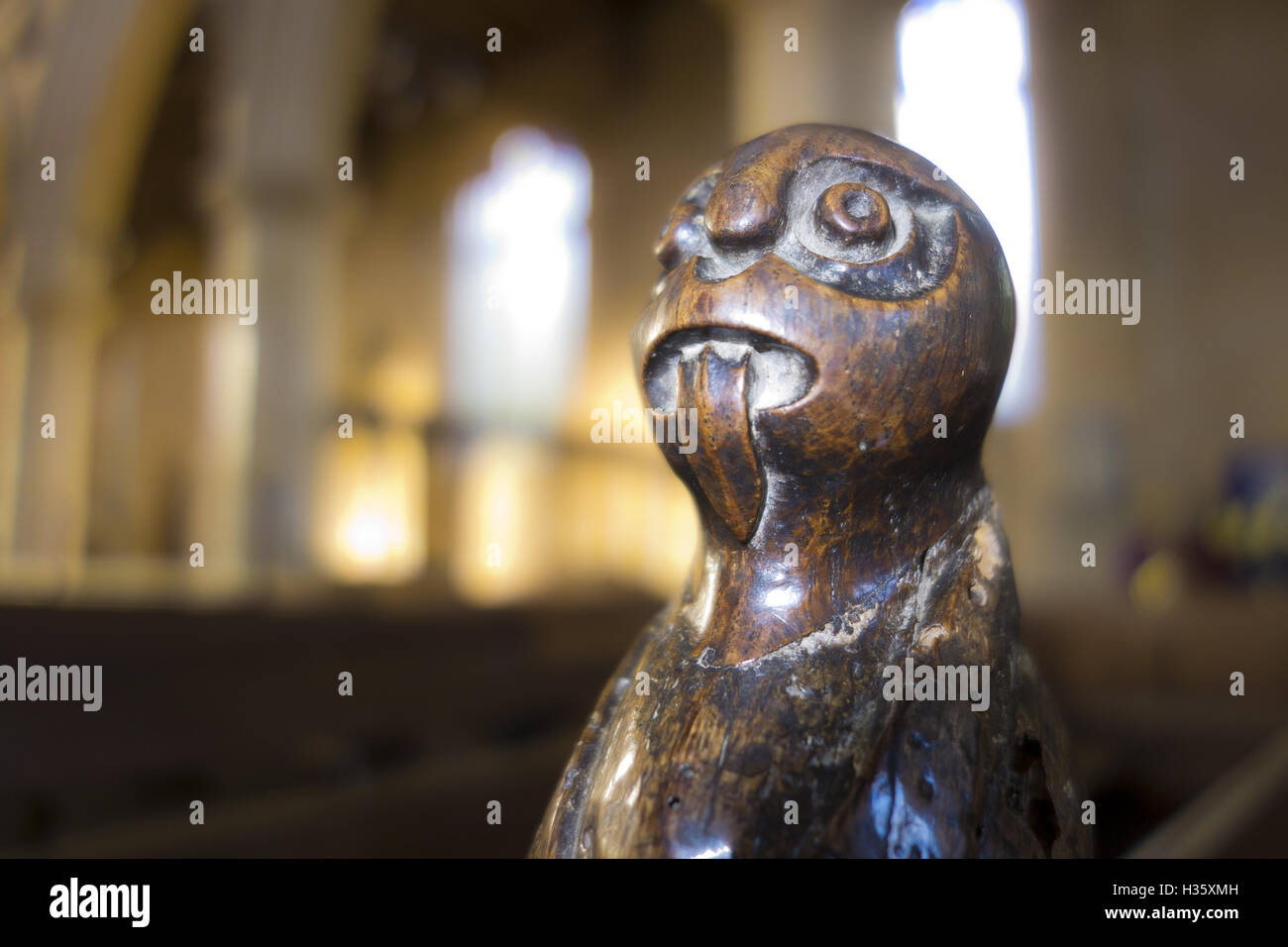 Église médiévale sculpture sur bois fin pew créature face langue maternelle Banque D'Images