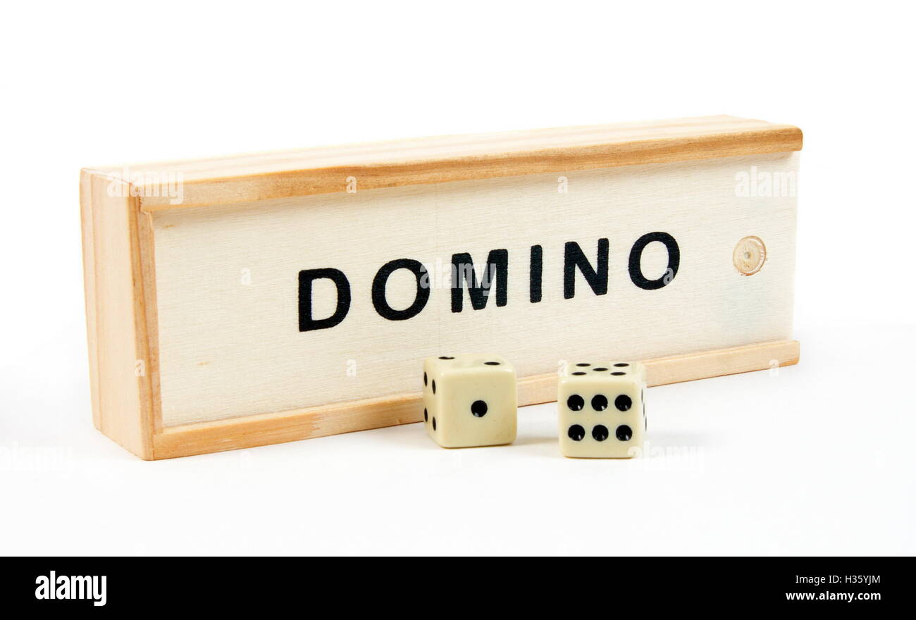 Jeu de domino dans la boîte en bois Banque D'Images