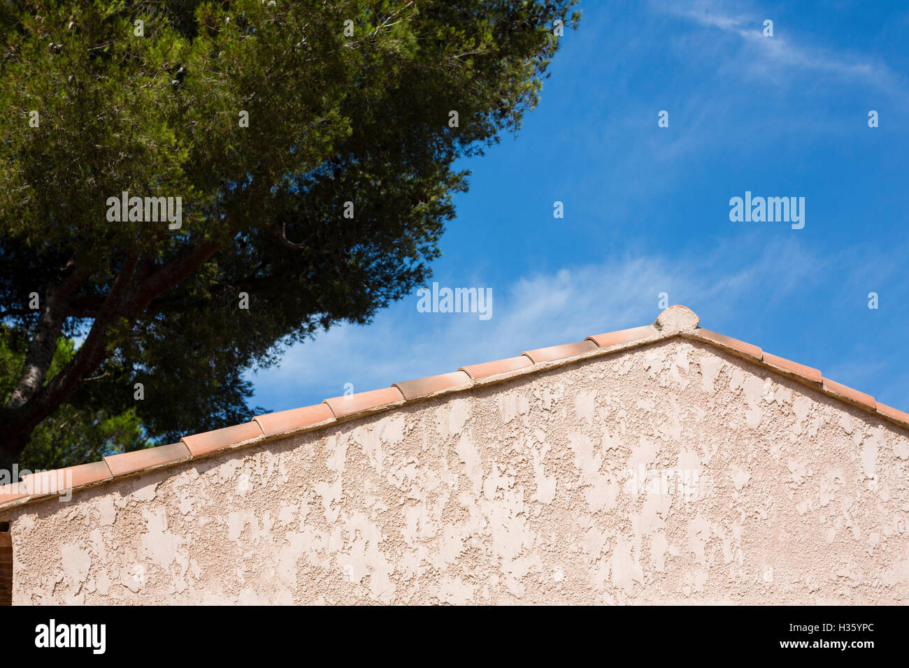 Toit carrelé au soleil méditerranéen. Banque D'Images