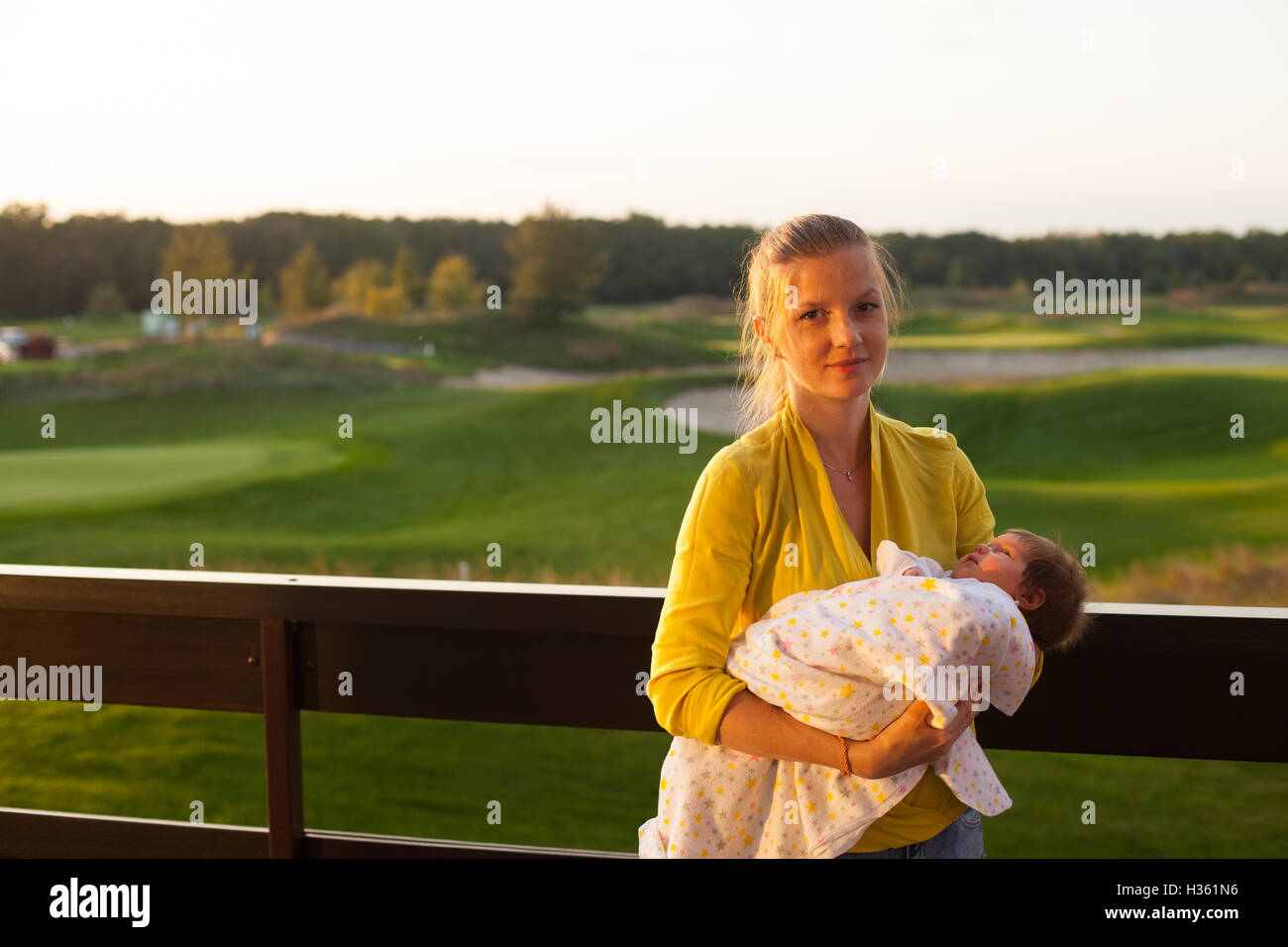 Femme tenant un bébé Banque D'Images