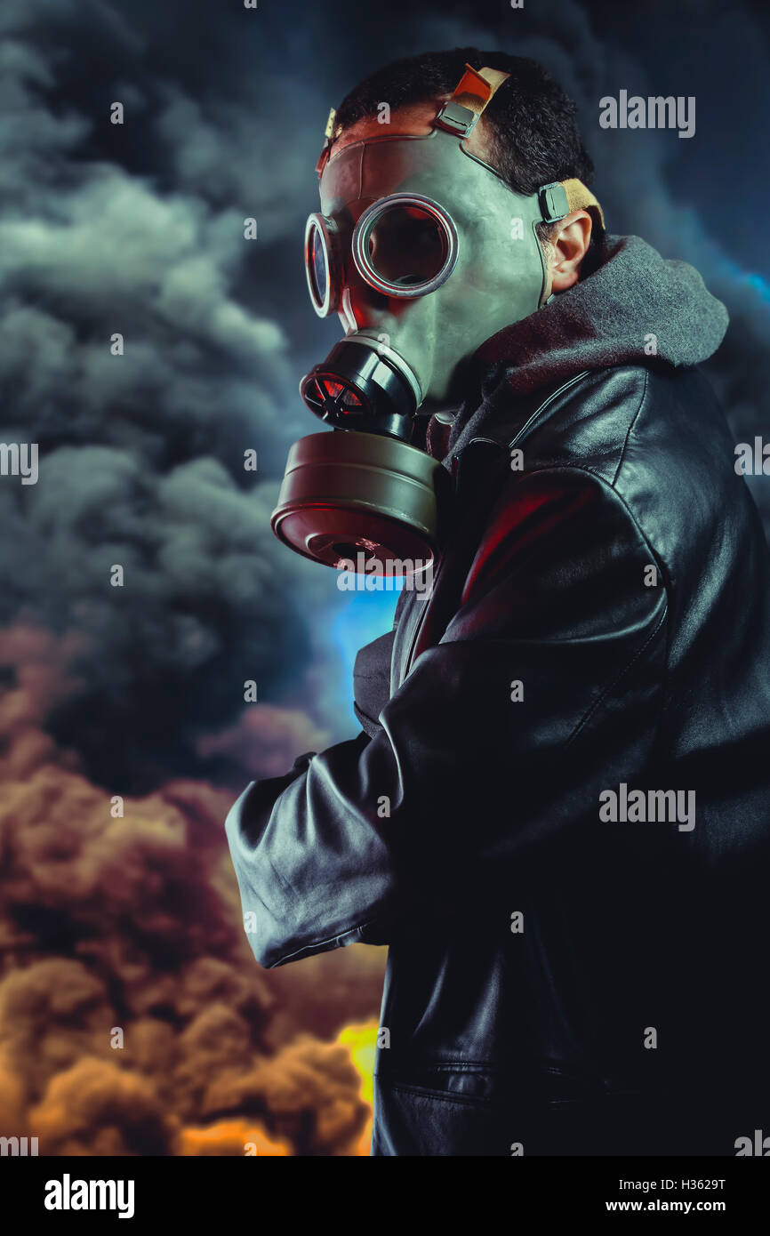 Homme armé avec masque à gaz de fond d'explosion Banque D'Images