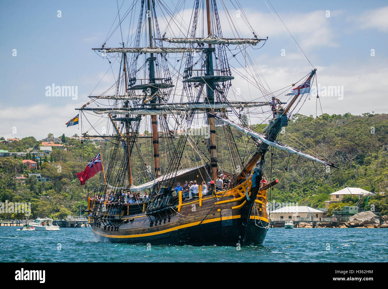 L'Australie, NSW, Sydney Harbour, Bounty comme un navire de croisière spectatator au début de la Sydney to Hobart Yacht Race Banque D'Images