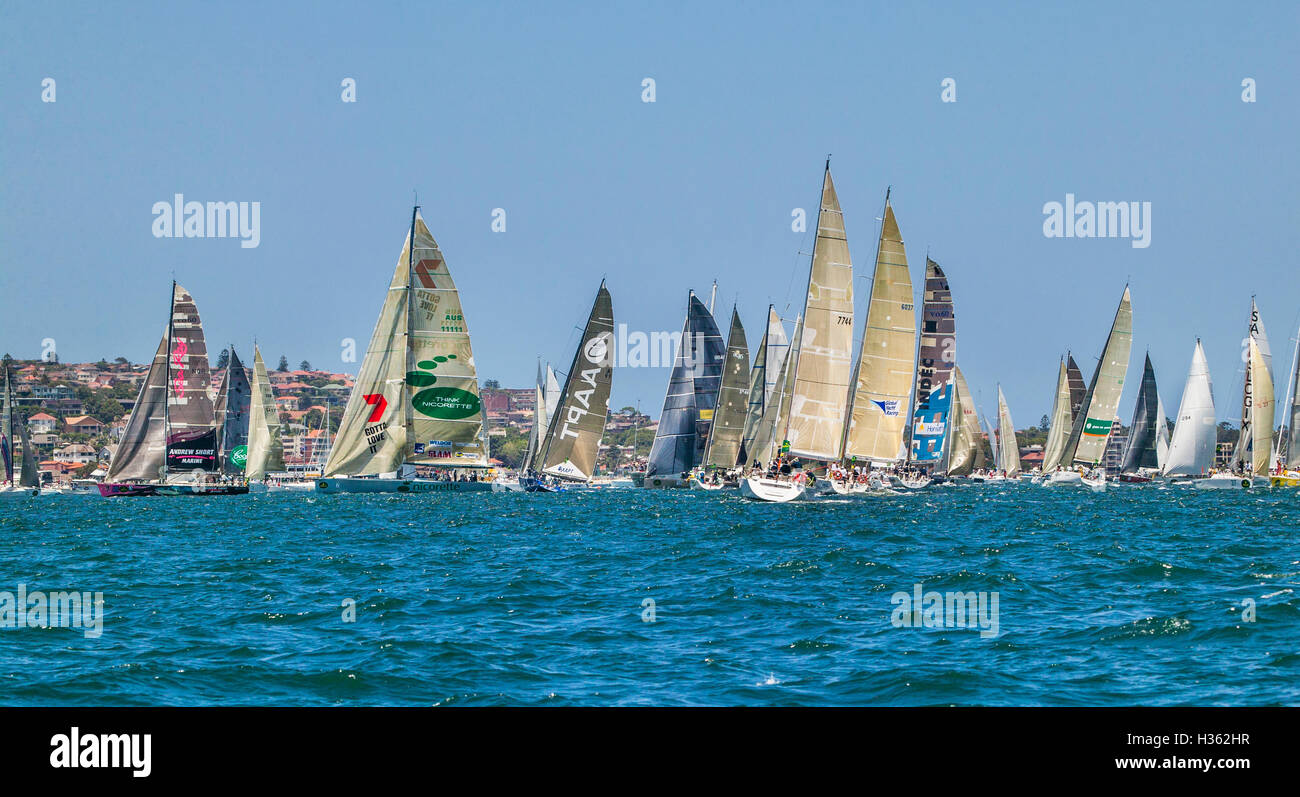 L'Australie, New South Wales, Sydney Harbour, début de la Bluewater Classic Sydney to Hobart Yacht Race le lendemain de Noël 2004 Banque D'Images