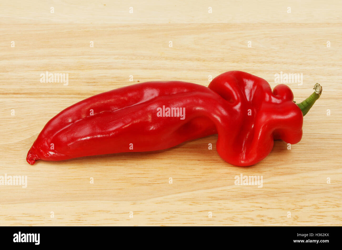 Poivre rouge doux fait sur une planche à découper en bois Banque D'Images