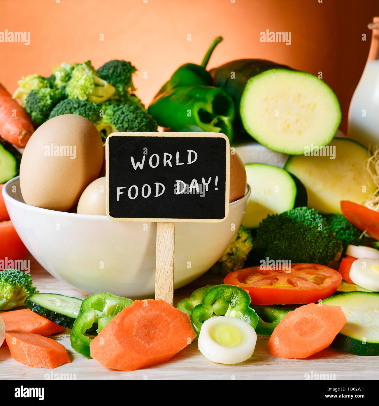Libre d'un tableau sur le texte la journée mondiale de l'alimentation, placé sur une table à l'idiot de l'alimentation, tels que les œufs, le lait et la pile de différents ra Banque D'Images
