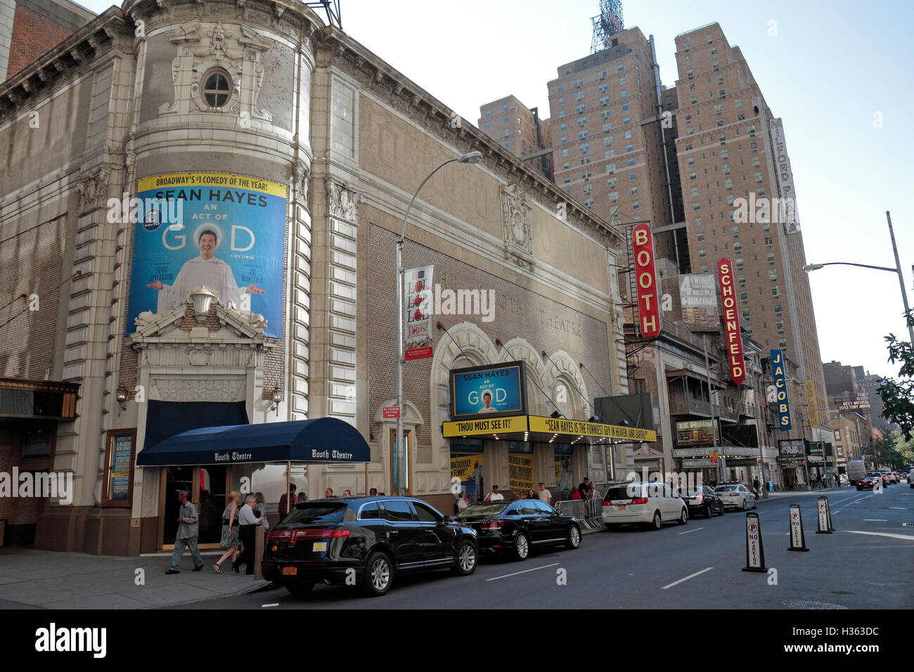 Le stand Broadway Theatre montrant Sean Hayes dans 'un acte de Dieu', West 45th Street, Manhattan, New York, United States. Banque D'Images