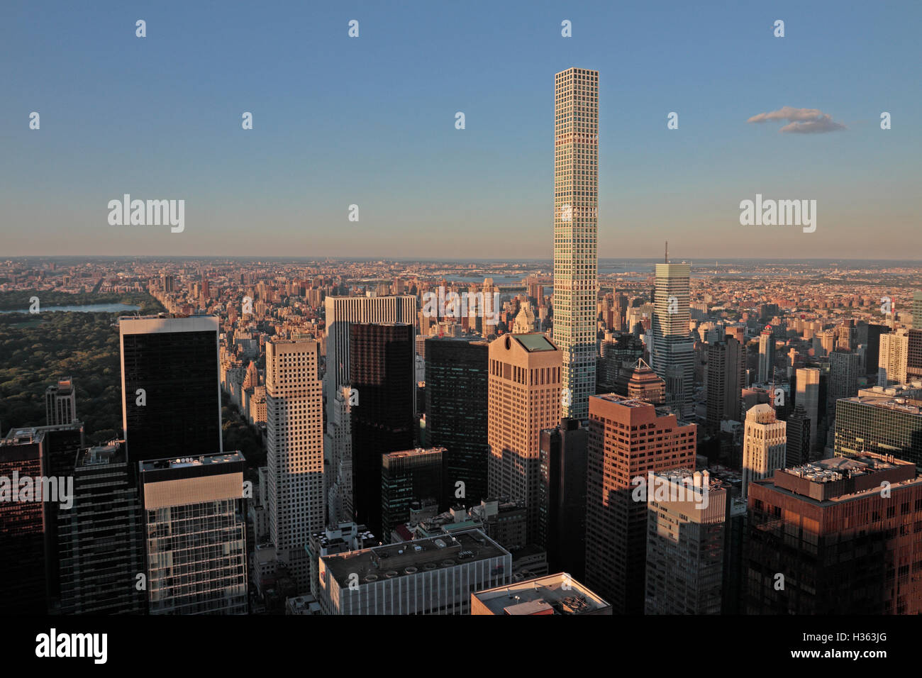 Vue aérienne en début de soirée vers Central Park & 432 Park Avenue, Manhattan, New York City, New York, États-Unis (août 2016). Banque D'Images