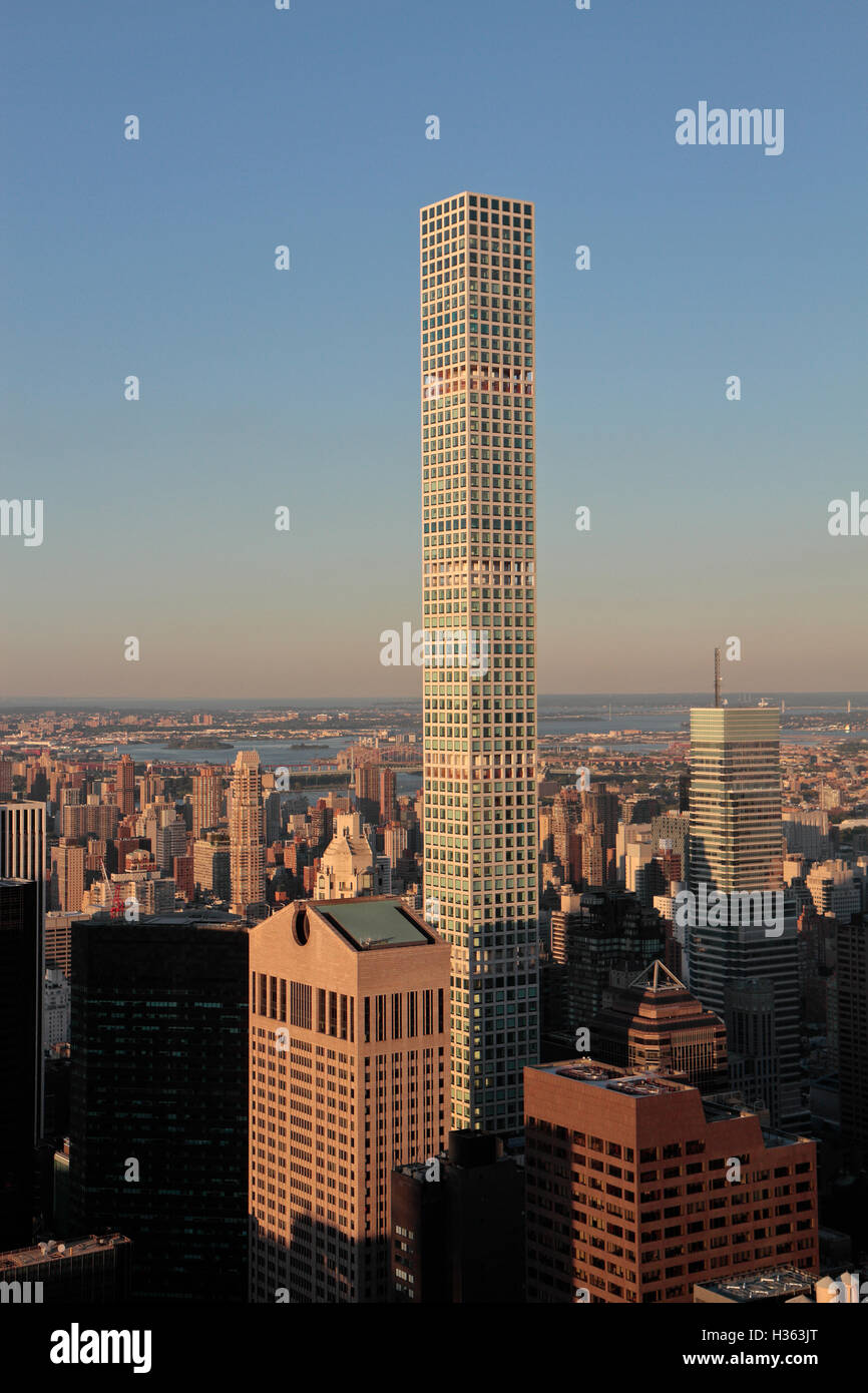 Début de soirée vue aérienne de 432 Park Avenue, à Manhattan, New York City, New York, United States. Banque D'Images