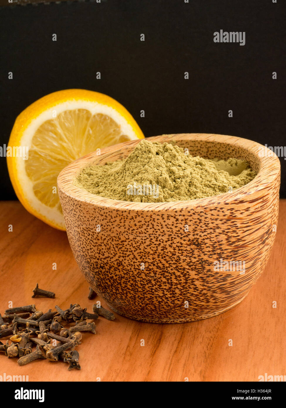 La poudre de henné avec du citron et de girofle Banque D'Images
