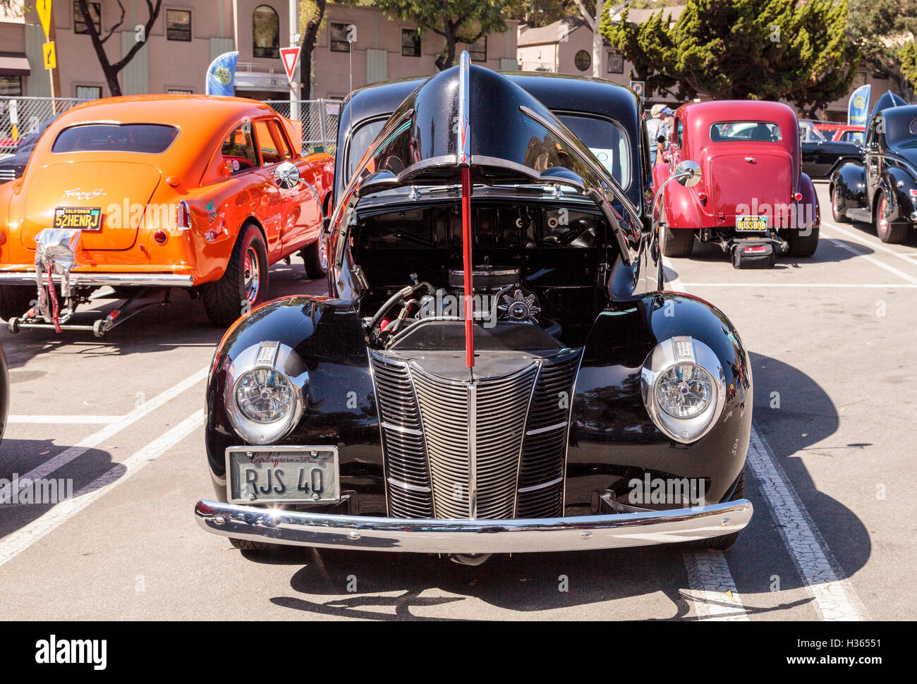 Laguna Beach, CA, USA - 2 octobre, 2016 : Noir 1940 Berline de Luxe Ford administré par Rob Stinson et affichée au Rotary Club de L Banque D'Images