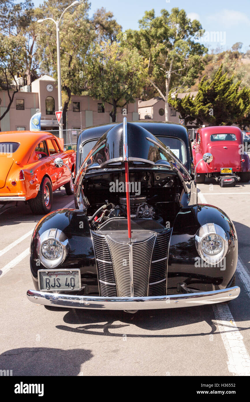 Laguna Beach, CA, USA - 2 octobre, 2016 : Noir 1940 Berline de Luxe Ford administré par Rob Stinson et affichée au Rotary Club de L Banque D'Images