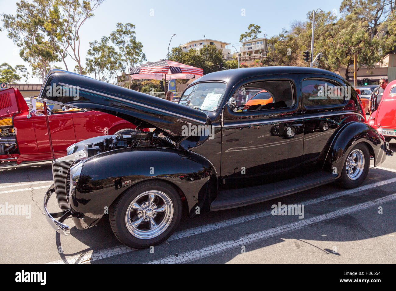 Laguna Beach, CA, USA - 2 octobre, 2016 : Noir 1940 Berline de Luxe Ford administré par Rob Stinson et affichée au Rotary Club de L Banque D'Images