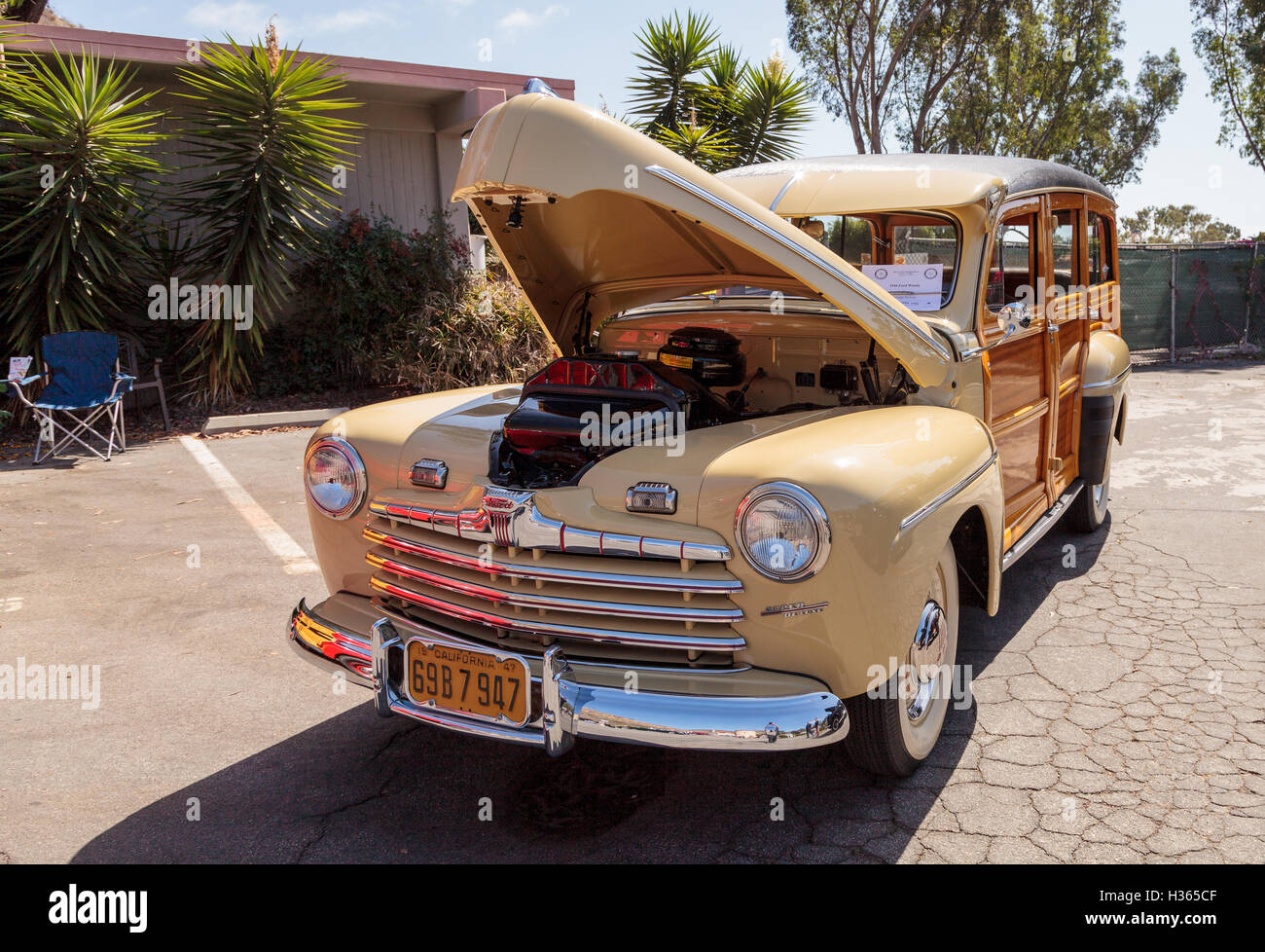 Laguna Beach, CA, USA - 2 octobre, 2016 : Tan et bois 1946 Ford Woody administré par George Nelson et affiché au Rotary Club de Banque D'Images