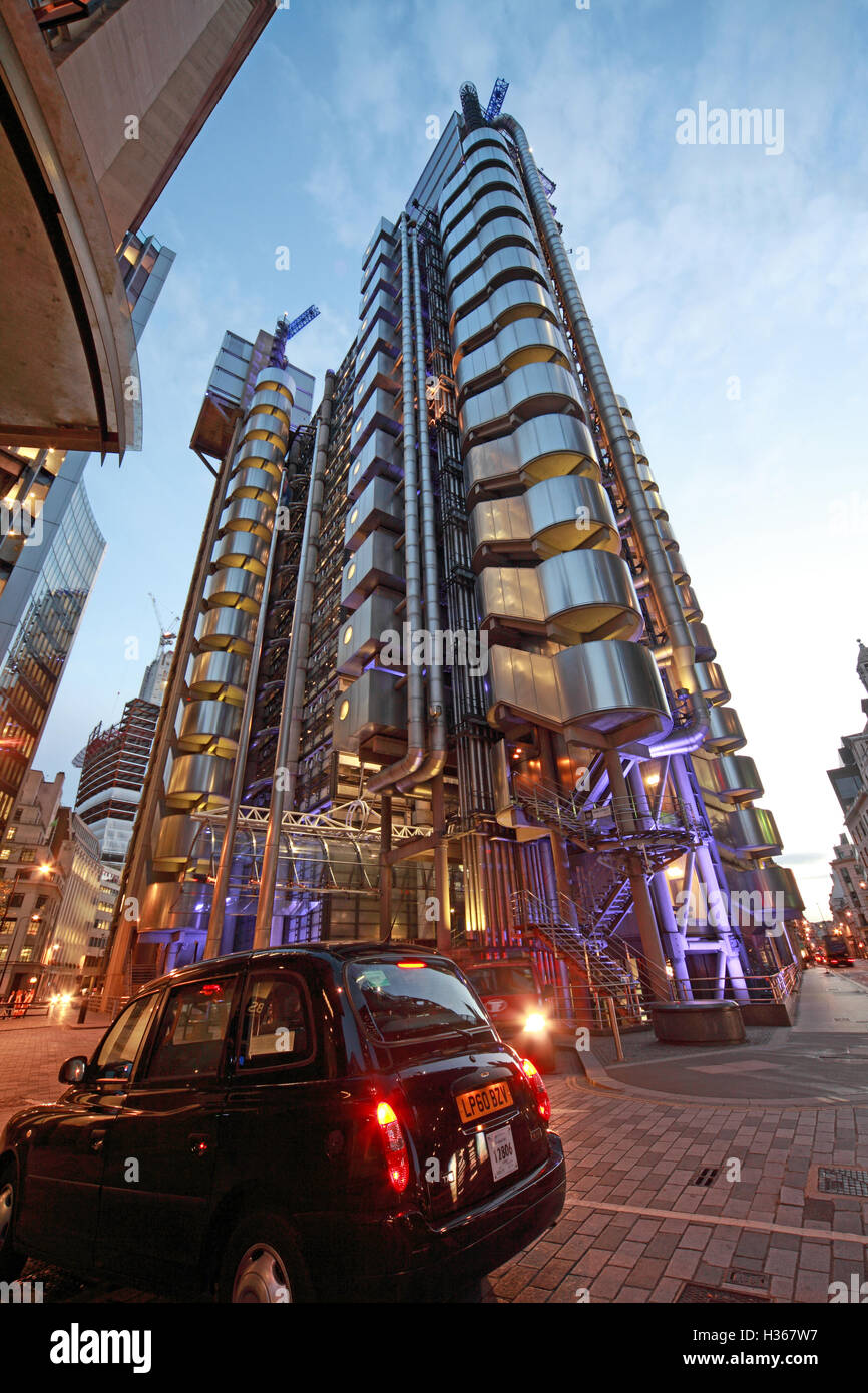 Le Lloyd's Building London au crépuscule, la chaux St, en Angleterre, avec black taxi cab Banque D'Images