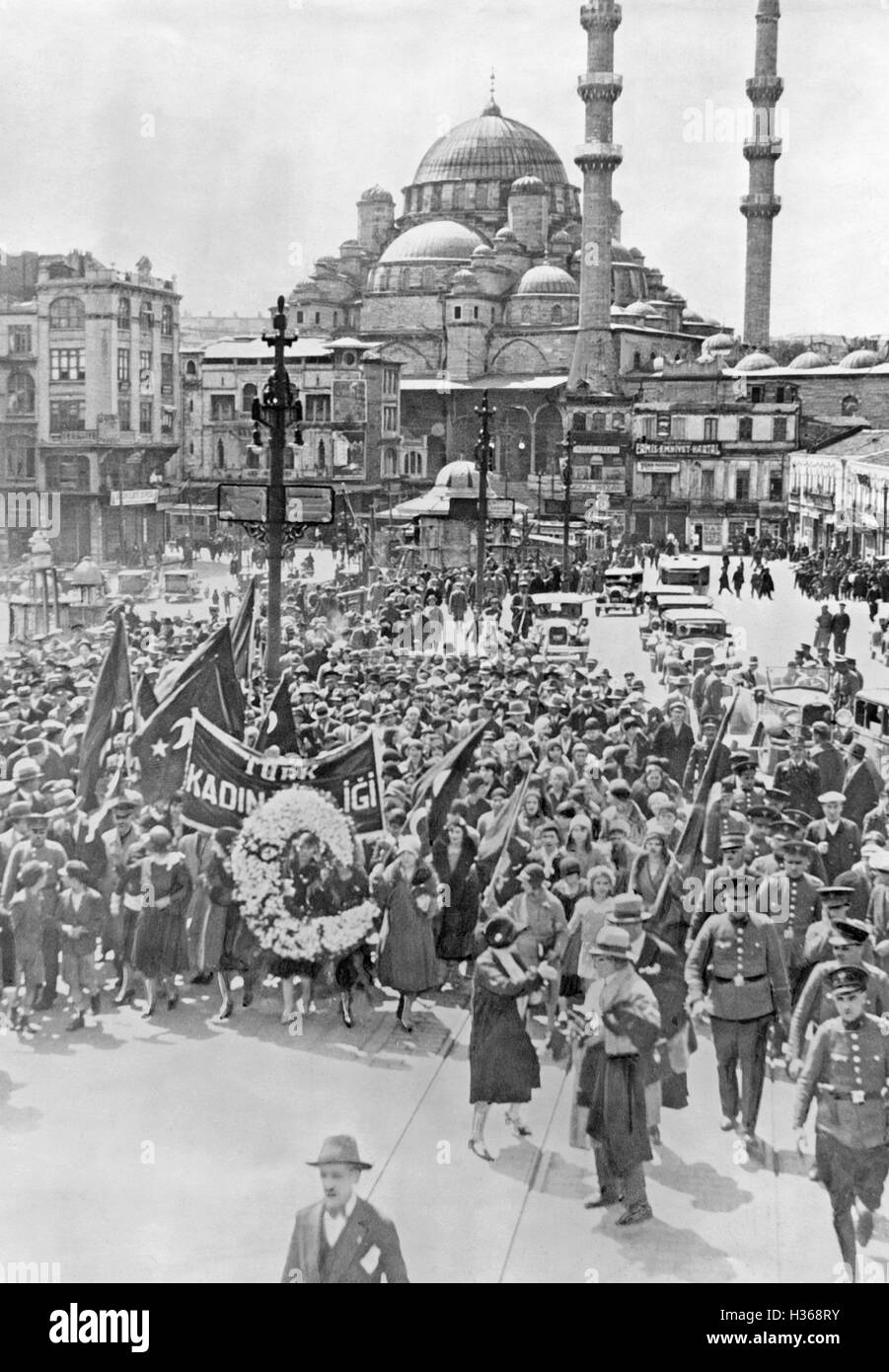 Les femmes d'Istanbul fêter l'introduction du suffrage féminin, 1930 Banque D'Images