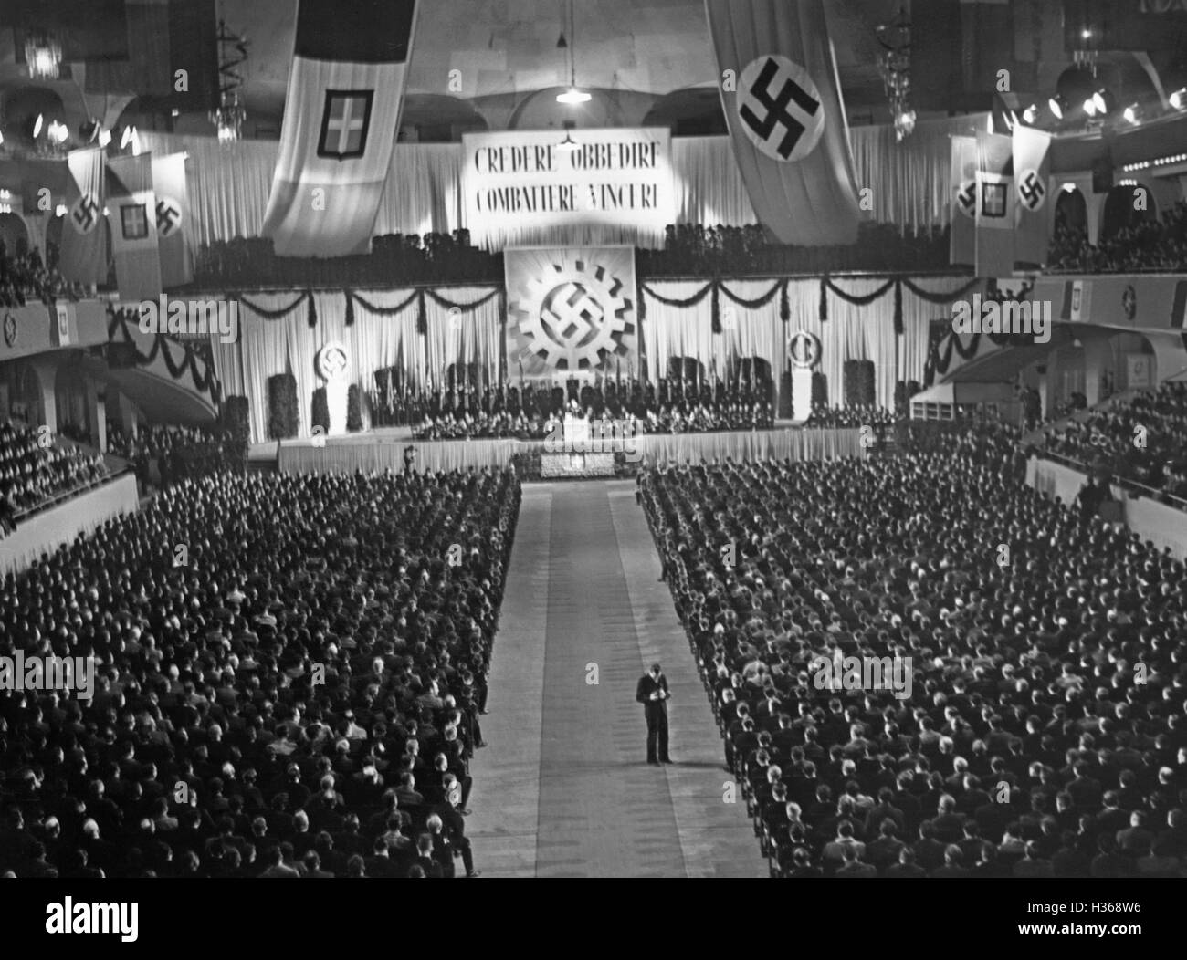 Cas de propagande pour les travailleurs industriels italiens à Berlin, 1941 Banque D'Images