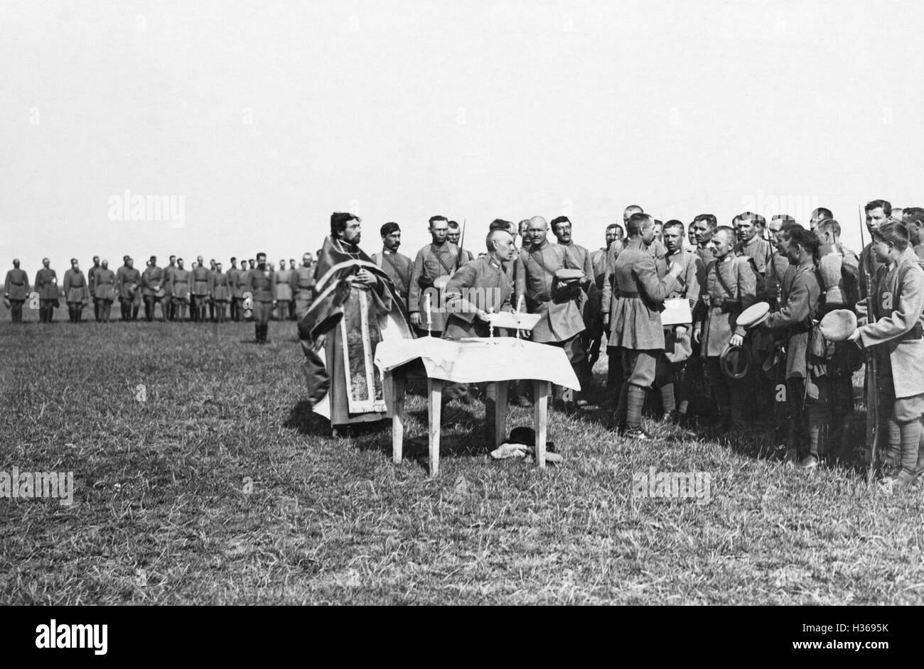Les troupes ukrainiennes lors d'un service religieux, 1918 Banque D'Images