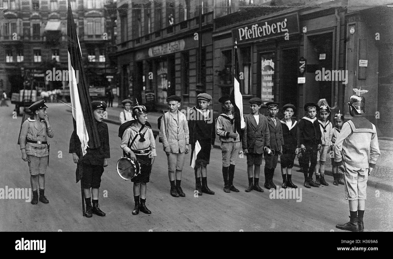 Les enfants jouent à Berlin, 1916 soldat Banque D'Images