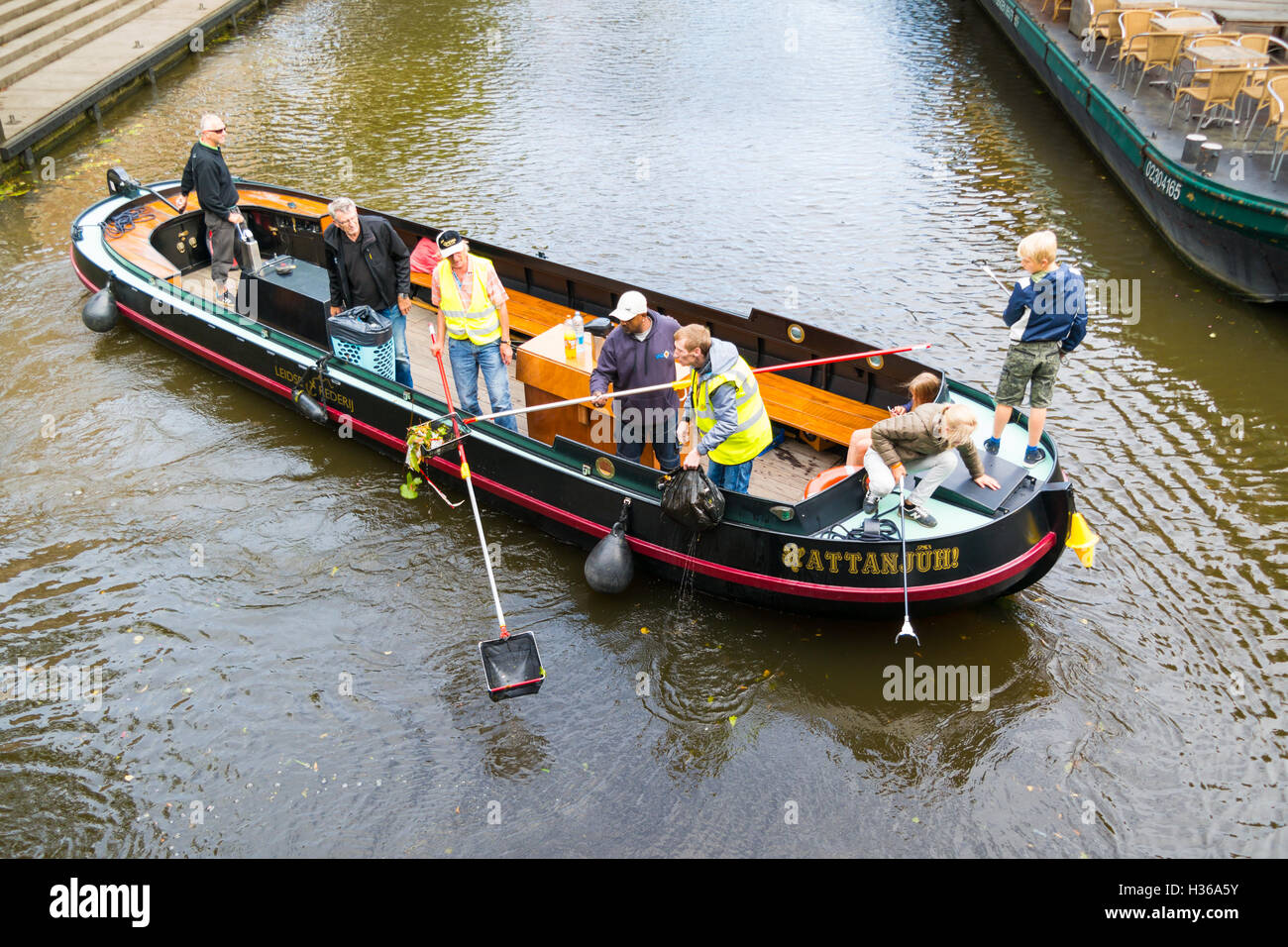 Les gens sur le bateau la collecte des déchets canal gauche de nettoyage de  l'eau de la litière dans le centre-ville de Leiden, Pays-Bas Photo Stock -  Alamy