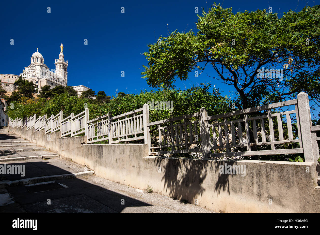Vue sur Notre-Dame de la Garde à Marseille Banque D'Images