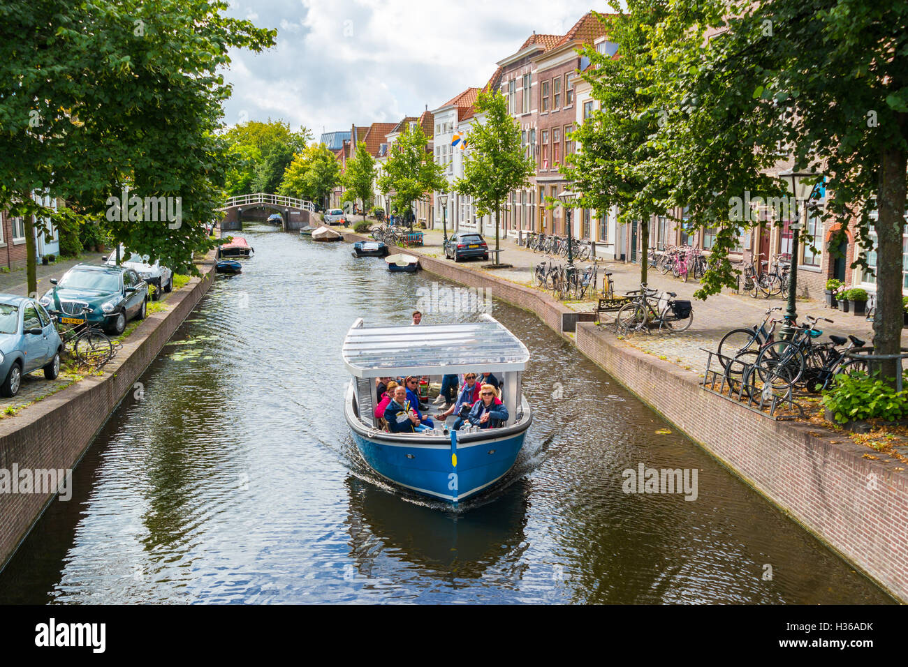 Les personnes bénéficiant de visite sur le bateau sur le canal de Rapenburg, dans la vieille ville de Leiden, Hollande méridionale, Pays-Bas Banque D'Images