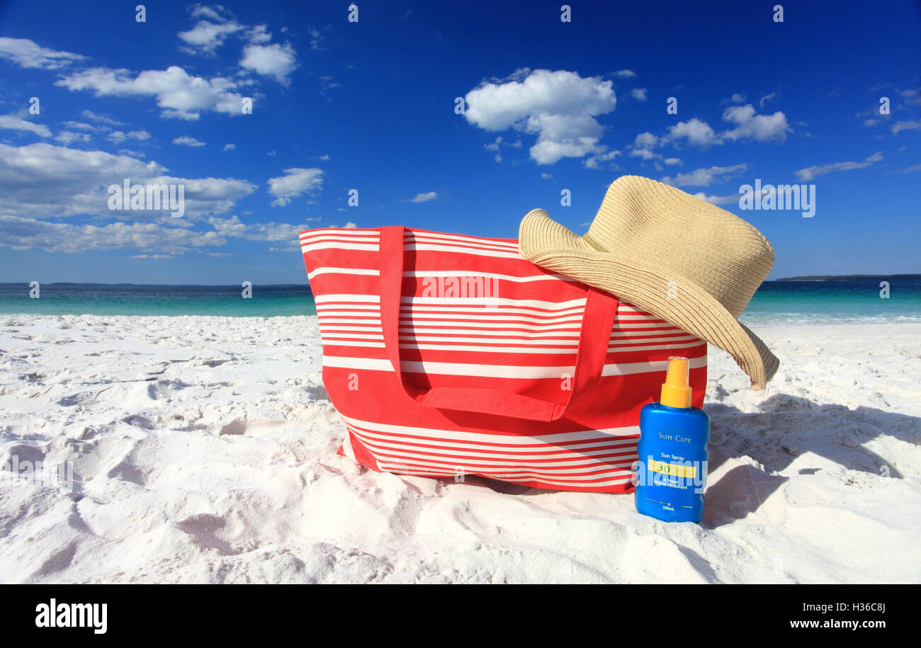 Écran solaire protection solaire l'été à la plage hat Photo Stock - Alamy