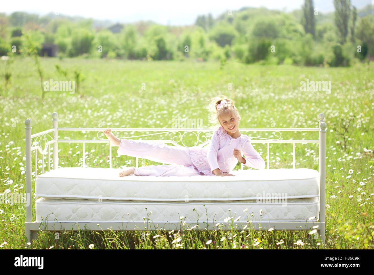 Enfant dans le champ Banque D'Images