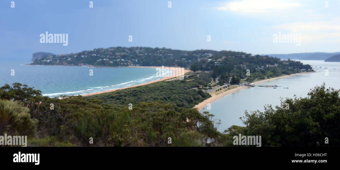 Palm Beach L'une des plages du nord de l'emblématique de Sydney. Barrenjoey phare, divisant de Pittwater Mer de Tasman, Sydney, NSW, Australie Banque D'Images